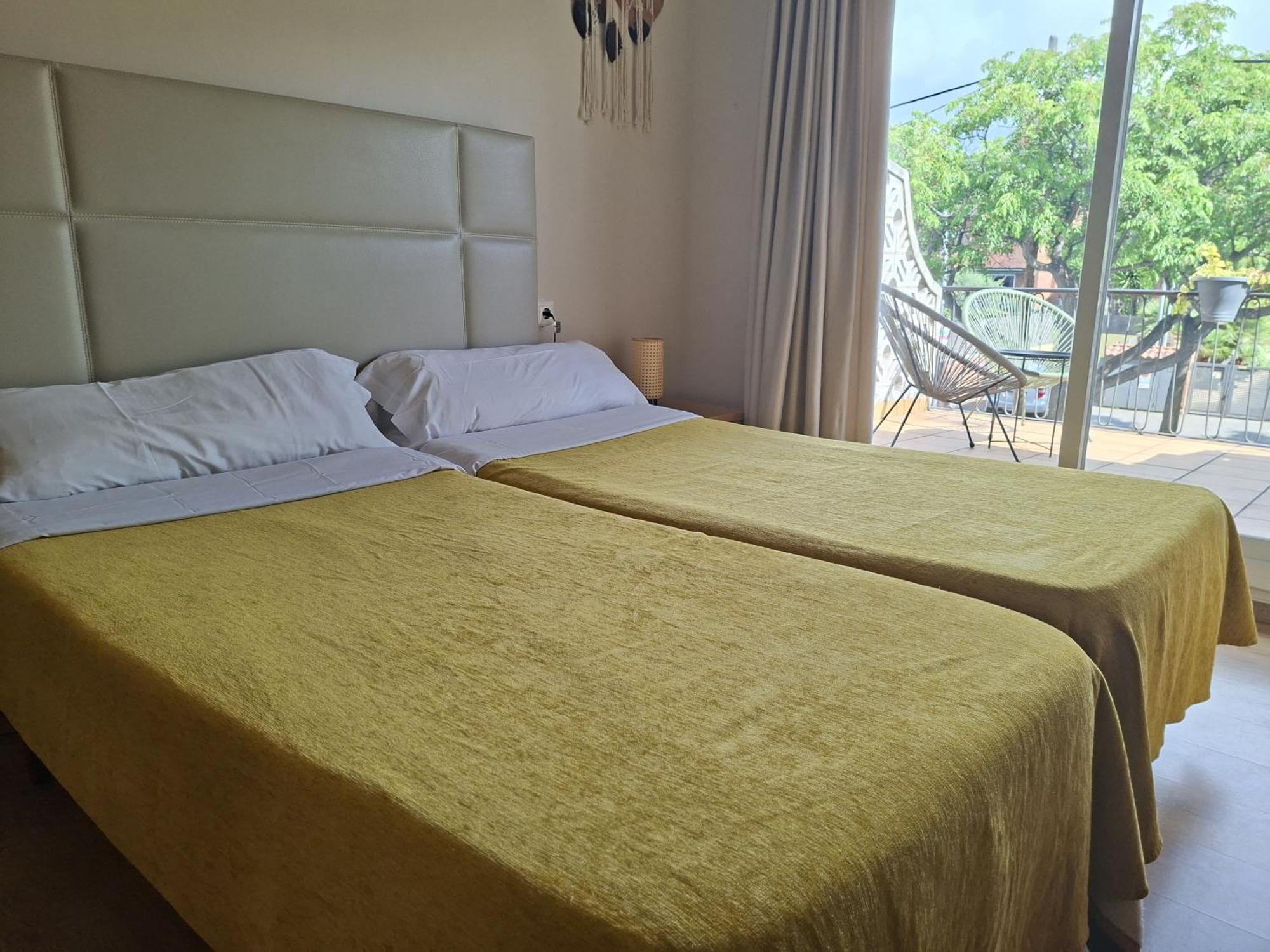 Zweibettzimmer mit Balkon